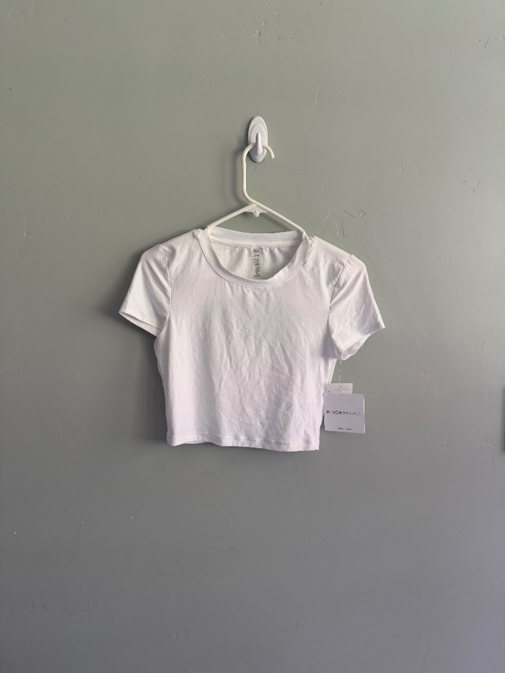 Beyond Yoga Women's Featherweight Perspective Cropped Tee in XS / NWT / White